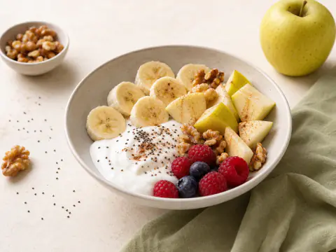 Fruits entiers avec yaourt nature et noix